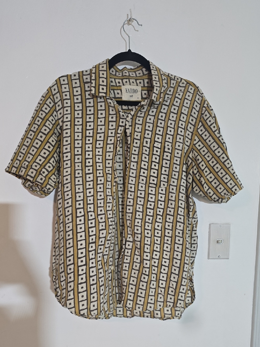 Kardo Men's Short Sleeve Button-Down Shirt in Beige and White Geometric